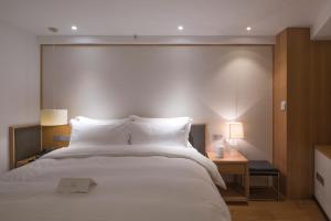 Una cama o camas en una habitación de Bai Yun Qin She Boutique