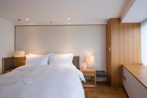 Una cama o camas en una habitación de Bai Yun Qin She Boutique