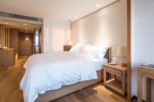 Una cama o camas en una habitación de Bai Yun Qin She Boutique