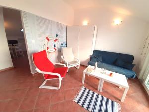 - un salon avec un canapé, des chaises et une table dans l'établissement RentFox - Crikvenica, à Crikvenica