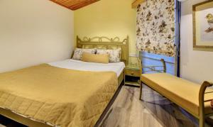 Hotel Lakeside Inn Nainital客房内的一张或多张床位