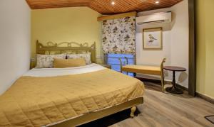 Hotel Lakeside Inn Nainital客房内的一张或多张床位