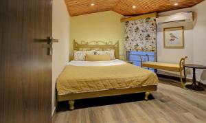 Hotel Lakeside Inn Nainital客房内的一张或多张床位