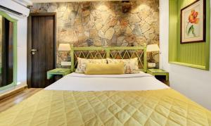 Hotel Lakeside Inn Nainital客房内的一张或多张床位