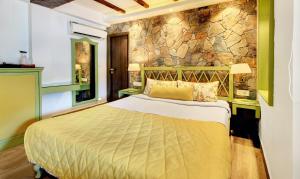 Hotel Lakeside Inn Nainital客房内的一张或多张床位