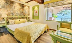 奈尼塔尔Hotel Lakeside Inn Nainital的一间带床和石墙的卧室