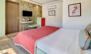 Hotel Lakeside Inn Nainital客房内的一张或多张床位
