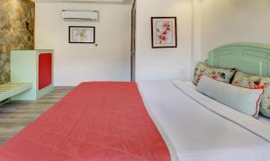 Hotel Lakeside Inn Nainital客房内的一张或多张床位