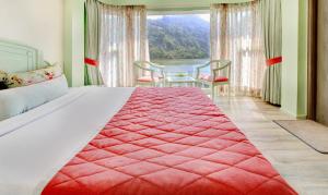 Hotel Lakeside Inn Nainital客房内的一张或多张床位
