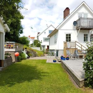 HälleviksstrandにあるLandsvägen 13の白家の庭の景色