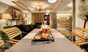 Hotel Lakeside Inn Nainital的休息区