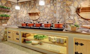 Hotel Lakeside Inn Nainital的厨房或小厨房