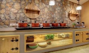 Hotel Lakeside Inn Nainital的厨房或小厨房
