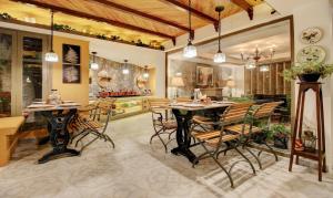 Hotel Lakeside Inn Nainital餐厅或其他用餐的地方