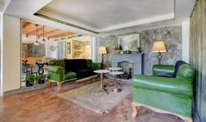 Hotel Lakeside Inn Nainital的休息区