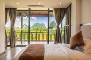 Peach Blossom Resort Hotel房間的床