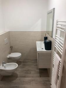 een badkamer met een toilet en een wastafel bij Chalet Paganella in Lavis