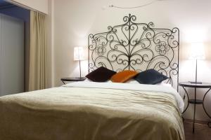 1 dormitorio con 1 cama grande y cabecero ornamentado en Aslan Apartments, en Estambul