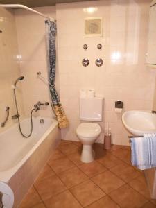 Et badeværelse på Ferienwohnung Mühlbachblick