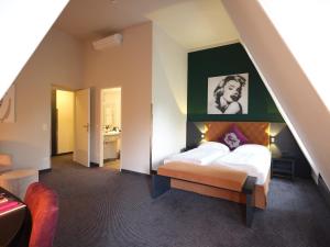 Łóżko lub łóżka w pokoju w obiekcie Hotel Villa Carlton - Adults Only