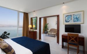 TV a/nebo společenská místnost v ubytování King Solomon Hotel Tiberias