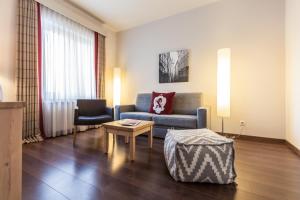 salon z kanapą i stołem w obiekcie Hotel Villa Carlton - Adults Only w mieście Salzburg +37 zdjęć