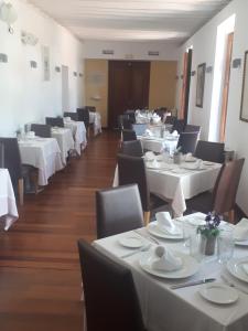 スシナにあるHacienda Riqueleme Golf Resortのダイニングルーム(白いテーブル、椅子付)