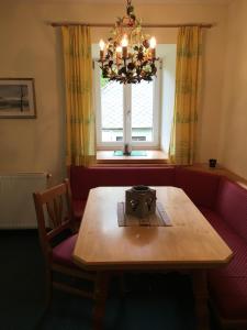Posezení v ubytování Appartements im Forsthaus