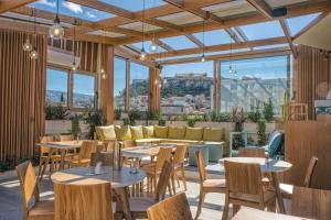 restauracja ze stołami, krzesłami i kanapą w obiekcie Lotus Center w Atenach