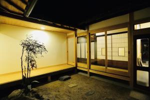 um quarto com uma planta no canto de um edifício em 北房まちの駅 ゲストハウス em Shimo-azae
