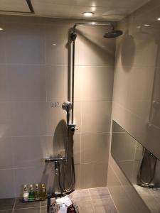 y baño con ducha y puerta de cristal. en Restay Yashio (Adult Only), en Yashio