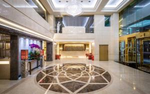 un vestíbulo de un edificio con un gran vestíbulo en Grand View Hotel en Yuanlin