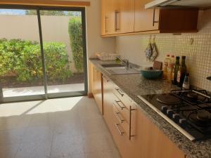 Køkken eller tekøkken på Albufeira Oura Beach V4 Villa Marisa with private Pool