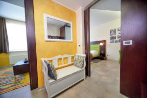 Habitación pequeña con cama y espejo. en Apartma Anka ***, en Kranjska Gora