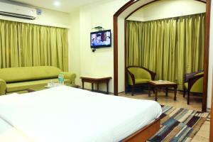 TV a/nebo společenská místnost v ubytování Garden Hotel