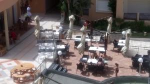 uma vista sobre um pátio com mesas e cadeiras em Folla Residence Apartments em El Ahmar