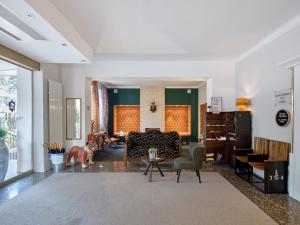 salon z kanapą wzorowaną na zebrze w obiekcie Hotel Villa Carlton - Adults Only w mieście Salzburg