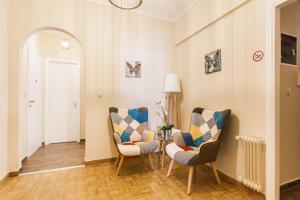 Posedenie v ubytovaní Museum of Modern Art Rooms in apartment, next to metro Suggrou Fix, walk to Acropolis