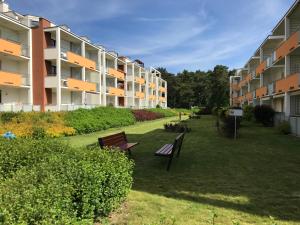 szereg budynków apartamentowych z ławkami na dziedzińcu w obiekcie Jantar w mieście Jantar