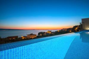 Bazén v ubytovaní Villa Nano, 4 bedrooms, jacuzzi, heated pool, sea views, pebble beach 850m alebo v jeho blízkosti