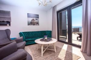 Posedenie v ubytovaní Villa Nano, 4 bedrooms, jacuzzi, heated pool, sea views, pebble beach 850m