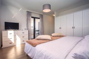 Posteľ alebo postele v izbe v ubytovaní Villa Nano, 4 bedrooms, jacuzzi, heated pool, sea views, pebble beach 850m