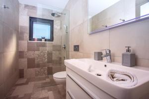 Kúpeľňa v ubytovaní Villa Nano, 4 bedrooms, jacuzzi, heated pool, sea views, pebble beach 850m