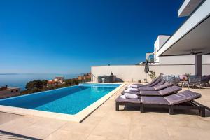 Bazén v ubytovaní Villa Nano, 4 bedrooms, jacuzzi, heated pool, sea views, pebble beach 850m alebo v jeho blízkosti