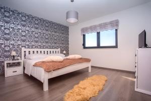 Posteľ alebo postele v izbe v ubytovaní Villa Nano, 4 bedrooms, jacuzzi, heated pool, sea views, pebble beach 850m