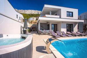 Bazén v ubytovaní Villa Nano, 4 bedrooms, jacuzzi, heated pool, sea views, pebble beach 850m alebo v jeho blízkosti
