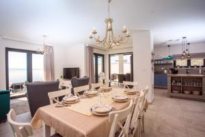 Televízia a/alebo spoločenská miestnosť v ubytovaní Villa Nano, 4 bedrooms, jacuzzi, heated pool, sea views, pebble beach 850m