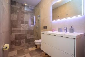 Kúpeľňa v ubytovaní Villa Nano, 4 bedrooms, jacuzzi, heated pool, sea views, pebble beach 850m