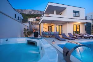 Bazén v ubytovaní Villa Nano, 4 bedrooms, jacuzzi, heated pool, sea views, pebble beach 850m alebo v jeho blízkosti