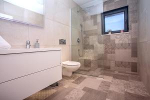 Kúpeľňa v ubytovaní Villa Nano, 4 bedrooms, jacuzzi, heated pool, sea views, pebble beach 850m
